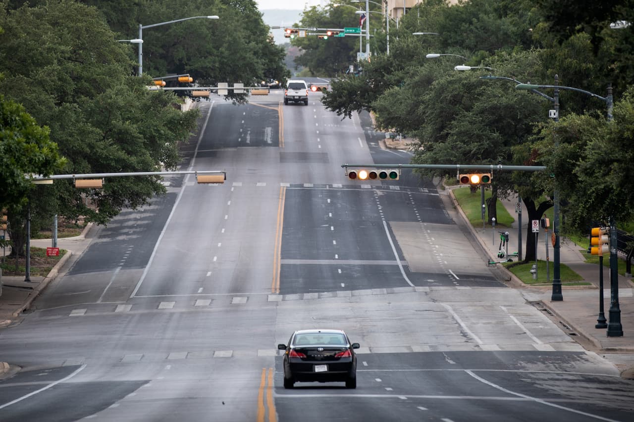 <b>¿Qué dice la ley en Texas?</b>
<br>
<br>Los automóviles deben ceder el paso a los peatones en los cruces peatonales marcados y sin marcar. En áreas no marcadas, como las que incluyen intersecciones en T e intersecciones con señales de alto, los peatones aún conservan el derecho de paso.