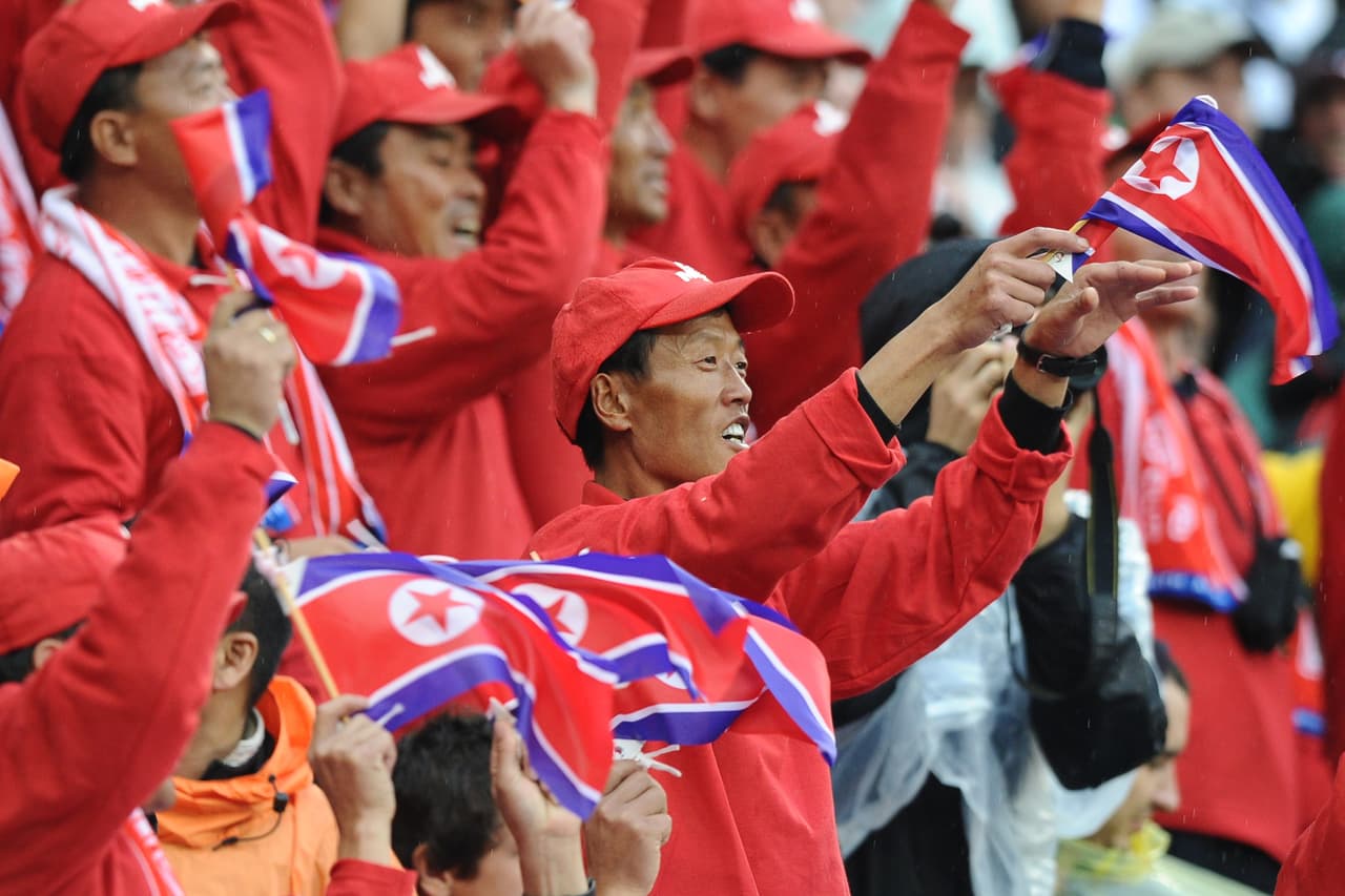 A pesar de las restricciones, y para que las gradas de los estadios cuando jugara Corea del Norte no resultaran absolutamente vacías, China, aliado estratégico de este país y ausente de la Copa
<b><a href="http://www.telegraph.co.uk/sport/football/world-cup/7719050/Chinese-actors-to-cheer-for-North-Korea-during-World-Cup.html">proveyó actores y músicos (FOTO) para que fueran a alentar al equipo</a></b> norcoreano que resultó ser el último de su grupo y de toda la competencia.
<br>
