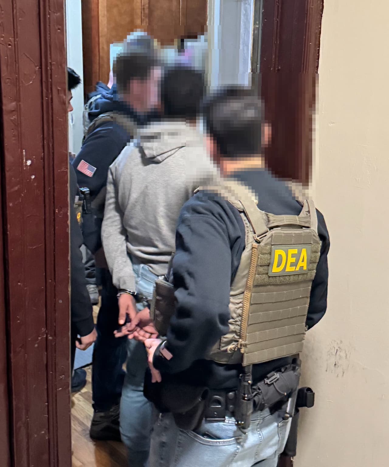 Ahí arrestaron a un migrante que según Noem tenía con 
<b>cargos por secuestro, agresión y robos</b>.