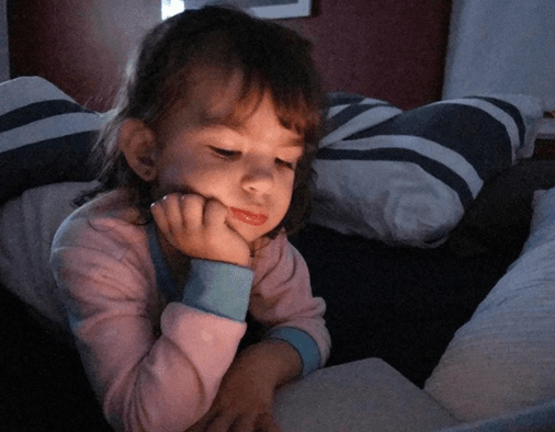 A su mami le sorprende lo grande que se ve y lo rápido que ha pasado el tiempo. Ahora Michelle podrá enseñarle muchas cosas a Liam.