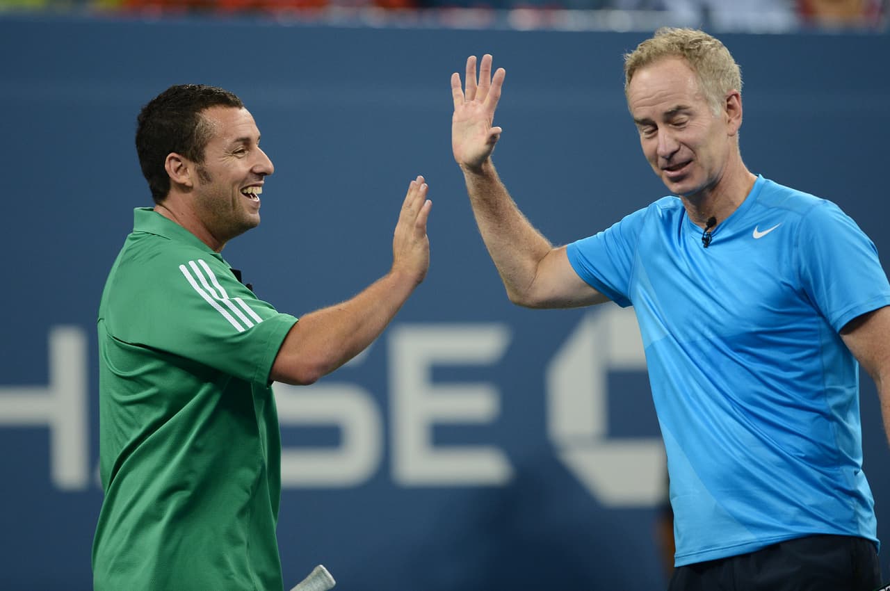 El tenista John McEnroe participó en la película 'La herencia de Mr. Deeds' con el actor Adam Sandler, con el que fuera de las canchas además tiene una buena relación.