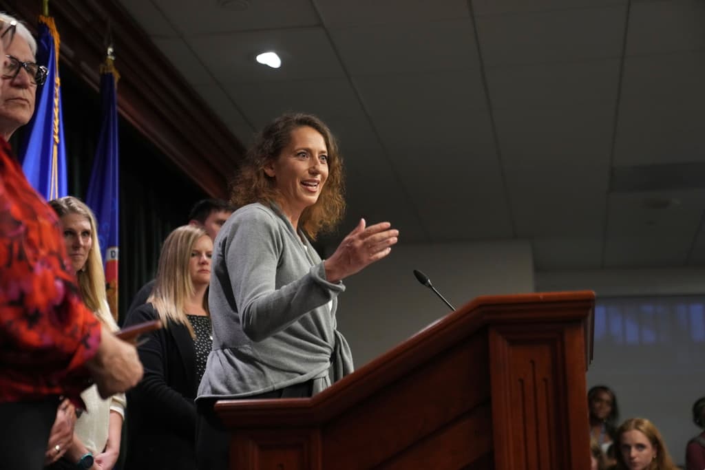 Anamaria Baralt, sobrina de
<b><a href="https://www.univision.com/shows/noticiero-univision/este-hombre-me-violo-roy-rossello-exintegrante-de-menudo-denuncia-que-fue-abusado-por-jose-menendez-video" target="_blank">José Menéndez</a></b>, agradeció a la fiscalía de Los Ángeles por haberles regresado "la esperanza de que finalmente Lyle y Erik podrán comenzar a sanar su traumático pasado".