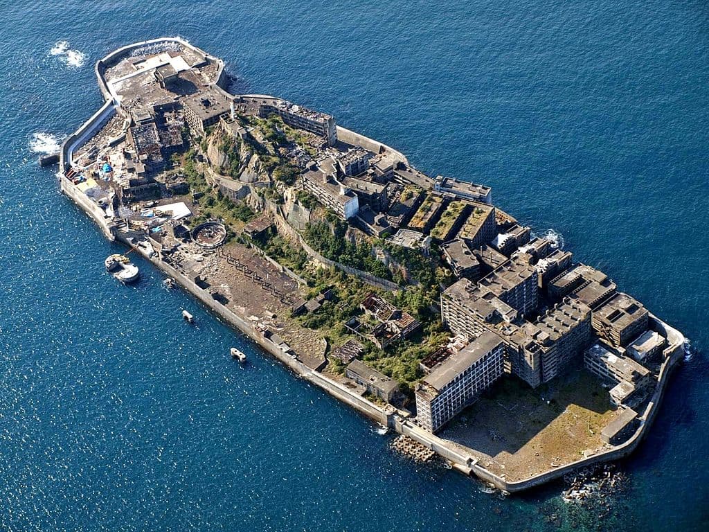 <b>Battleship Island (Japón)</b>
<br>Esta extraña isla japonesa está completamente rodeada por un falso buque de guerra. Hace décadas que nadie habita aquí, pero esto no impide que sea un polo de atracción para los turistas a la caza de lugares misteriosos.