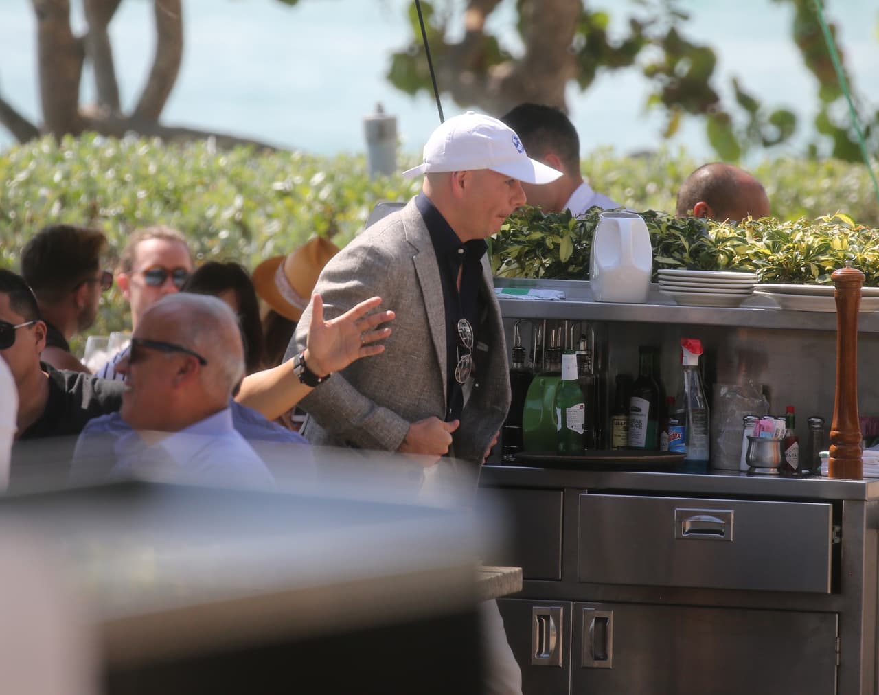 De pronto llega al lugar su gran amigo Pitbull que acelera el paso para ir al encuentro de nuestra Flaca.