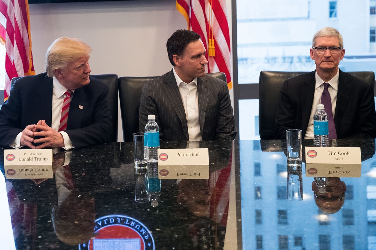 Donald Trump y Peter Thiel junto a Tim Cook, CEO de Apple. La relación del presidente electo con Cook no ha sido de las más fluidas. El magnate ha amenazado con forzar a Apple a traer su producción de iPhones a Estados Unidos y ha sido muy crítico con la postura de la compañía de proteger la encriptación de los teléfonos de los atacantes de San Bernardino.