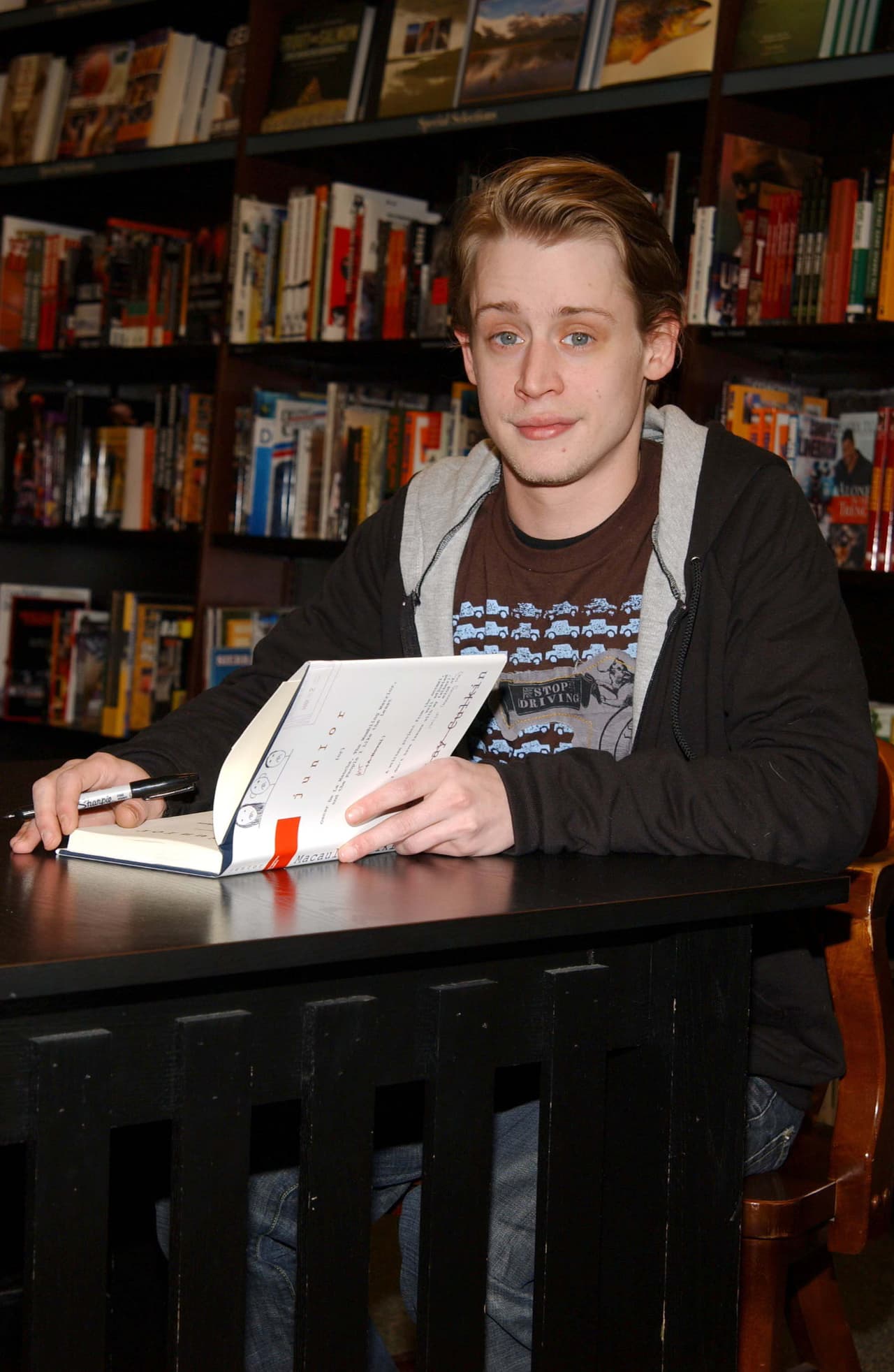 En 2006, Macaulay Culkin publicó ‘Junior’ su primer libro que cuenta la complicada relación del personaje principal con su padre, un hombre similar al padre del actor.