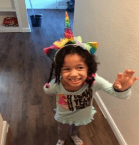 La niña fue vista por última vez el sábado cerca de las 8 pm cuando tres hombres hispanos la secuestraron junto a su padrastro y otro niño de 2 años, quienes fueron liberados en Sugar Land.