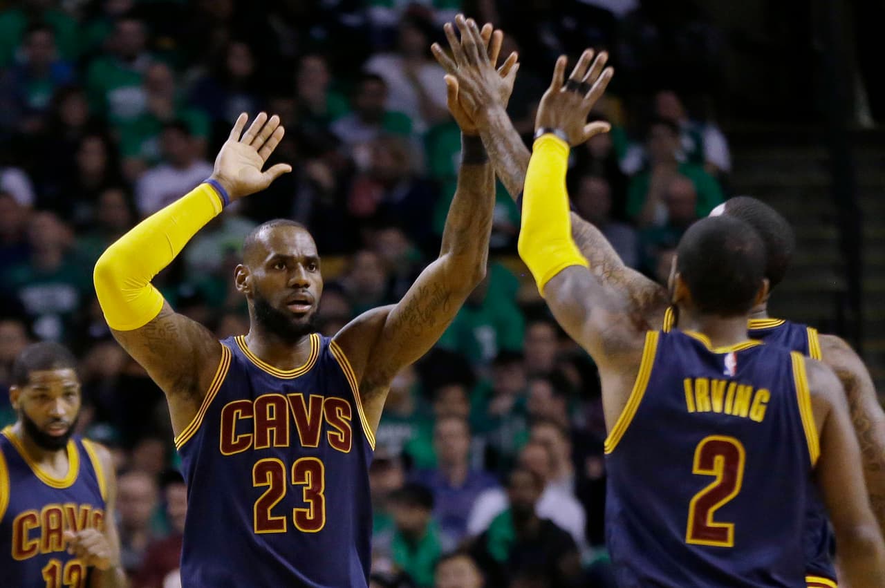 Pintan insultos racistas en la casa del jugador de baloncesto LeBron James en Los Ángeles