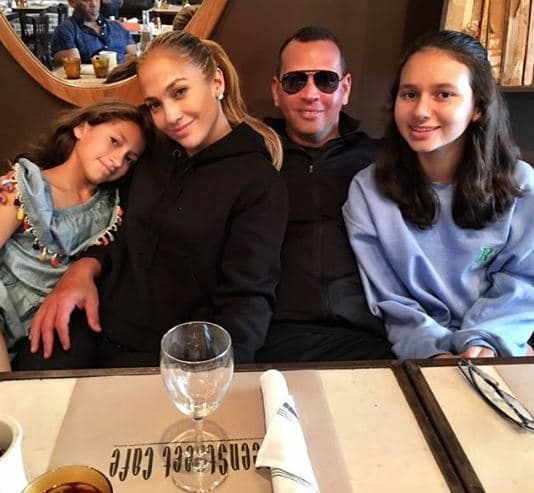 Incluso, el expelotero de los Yankees compartió con sus más de 2.1 millones de seguidores en Instagram memorables imágenes en compañía de algunas mujeres de su vida, como su hija mayor, JLo y Emme.