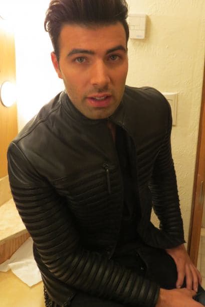 Jencarlos Canela en camerinos, listo para iniciar la competencia.