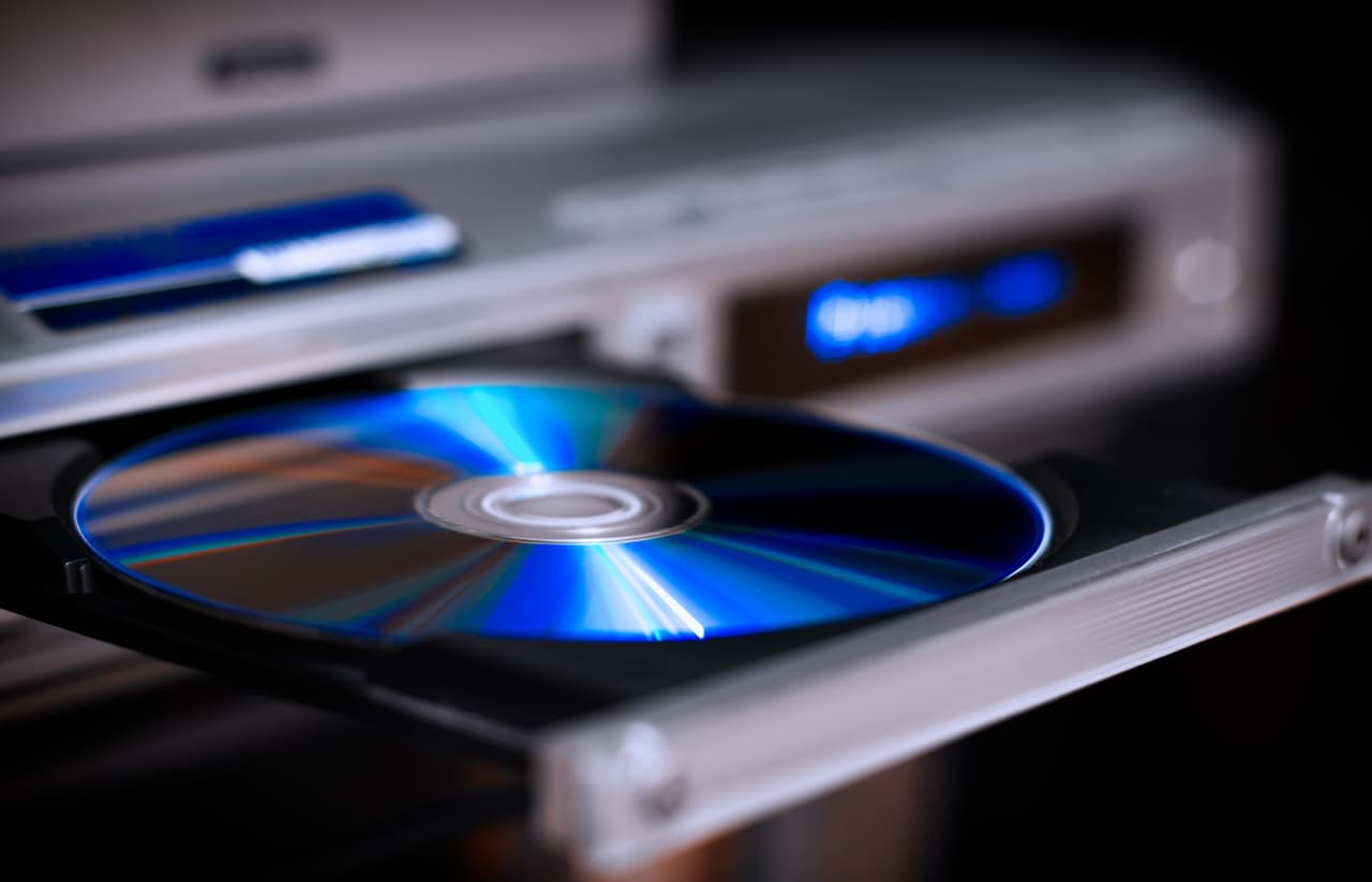 <b>DVD.</b>
<br>
<br>Este reproductor de video digital fue inventado en la década de 1990 y superó en ventas a los reproductores de video de cinta en 2002. Se volvieron obsoletos cuando se impuso la transmisión en línea, lo que además destronó el comercio de alquiler de películas. Aunque los reproductores de DVD y Blu-ray todavía están disponibles en las tiendas, para muchos es una tecnología antigua.
<br>