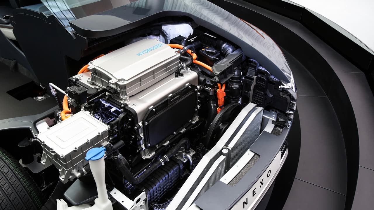 El Nexo usa un motor eléctrico de 120-kW que general 291 lb-pie de torque, el cual puede arrancar 
<b>30 segundos</b> después de encender el sistema (la Tucson Fuel Cell tomaba 90 segundos para estar lista para funcionar). Los tres tanques de hidrógeno líquido del Nexo almacenan un total de
<b> 42 galones</b> y y pueden ser rellenados en 5 minutos, lo cual representa una ventaja sustancial en relación a las horas de recarga que requiere un vehículo eléctrico enchufable.