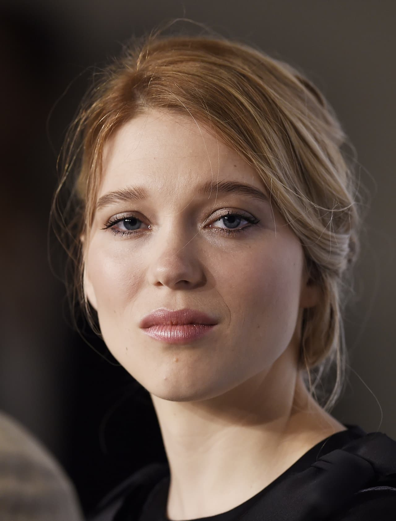 Mientras que su abuelo es el presidente de las empresas francesas Pathé, dedicadas a la industria del cine y la música. ¡Correcto! Es nada menos que Jérôme Seydoux.