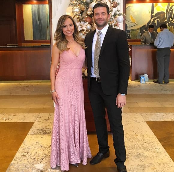 Satcha y Aaron vivieron seis años juntos, hasta que él le propuso matrimonio en julio de 2012 en Barcelona, España.