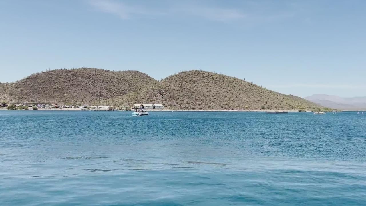 Autoridades de Maricopa hallan el cuerpo de un nadador que había desaparecido el domingo en Saguaro Lake
