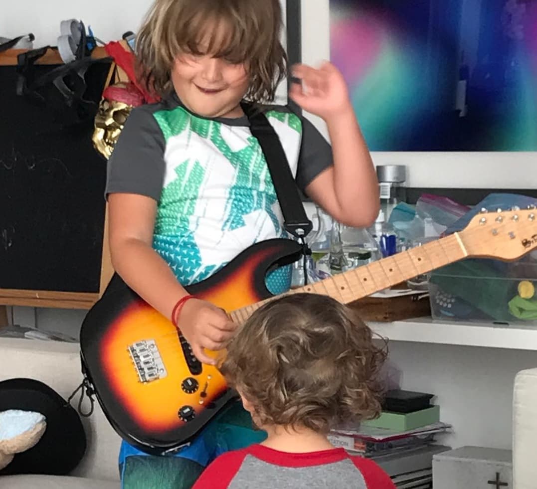 Estos niños no son más que Andrea y Eros, hijos de Paulina Rubio.