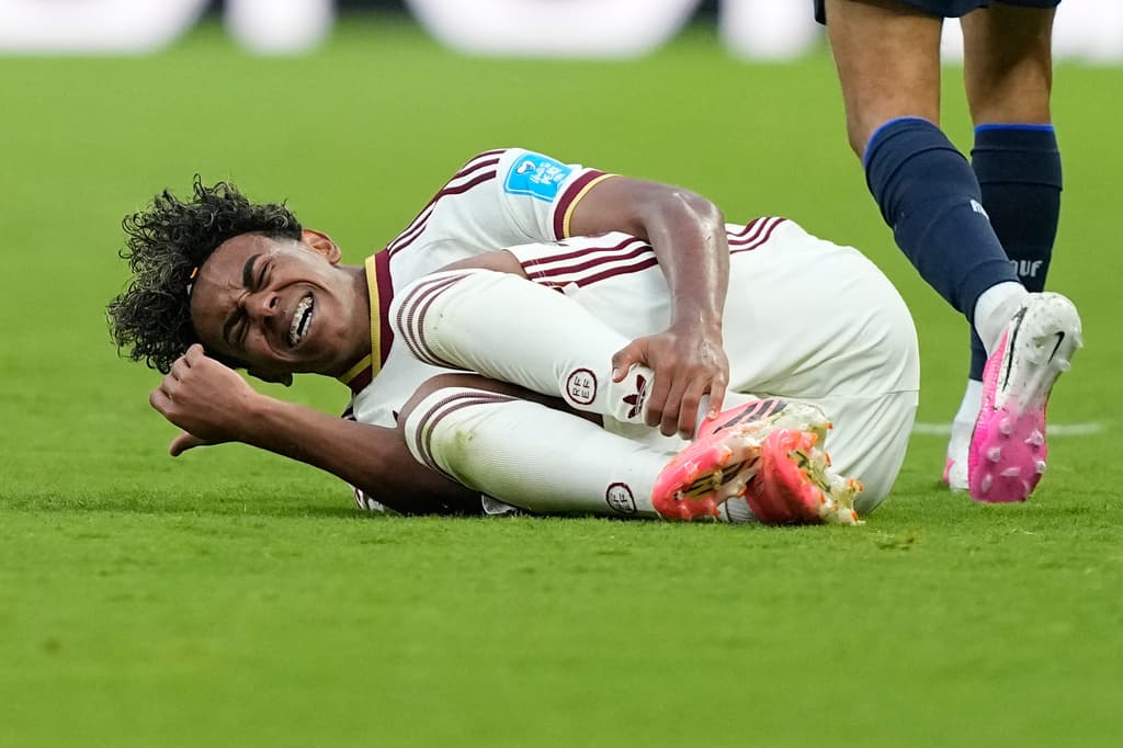 Lamine Yamal se duele de una dura entrada. A lo largo del partido se dieron jugadas muy fuertes que terminaron, cincluso con la expulsión de un jugador de Uruguay.