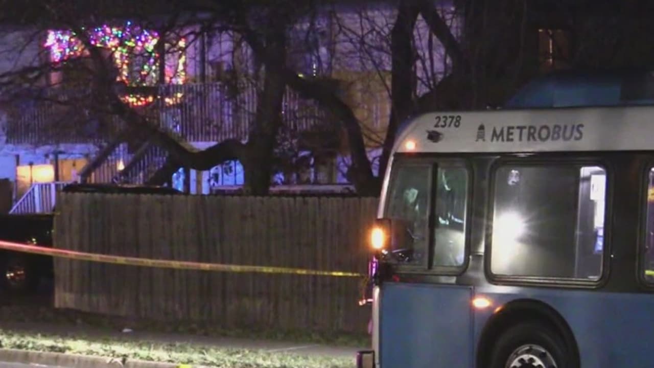 Dos menores resultan apuñalados cuando intentaban atacar a un hombre en un autobús