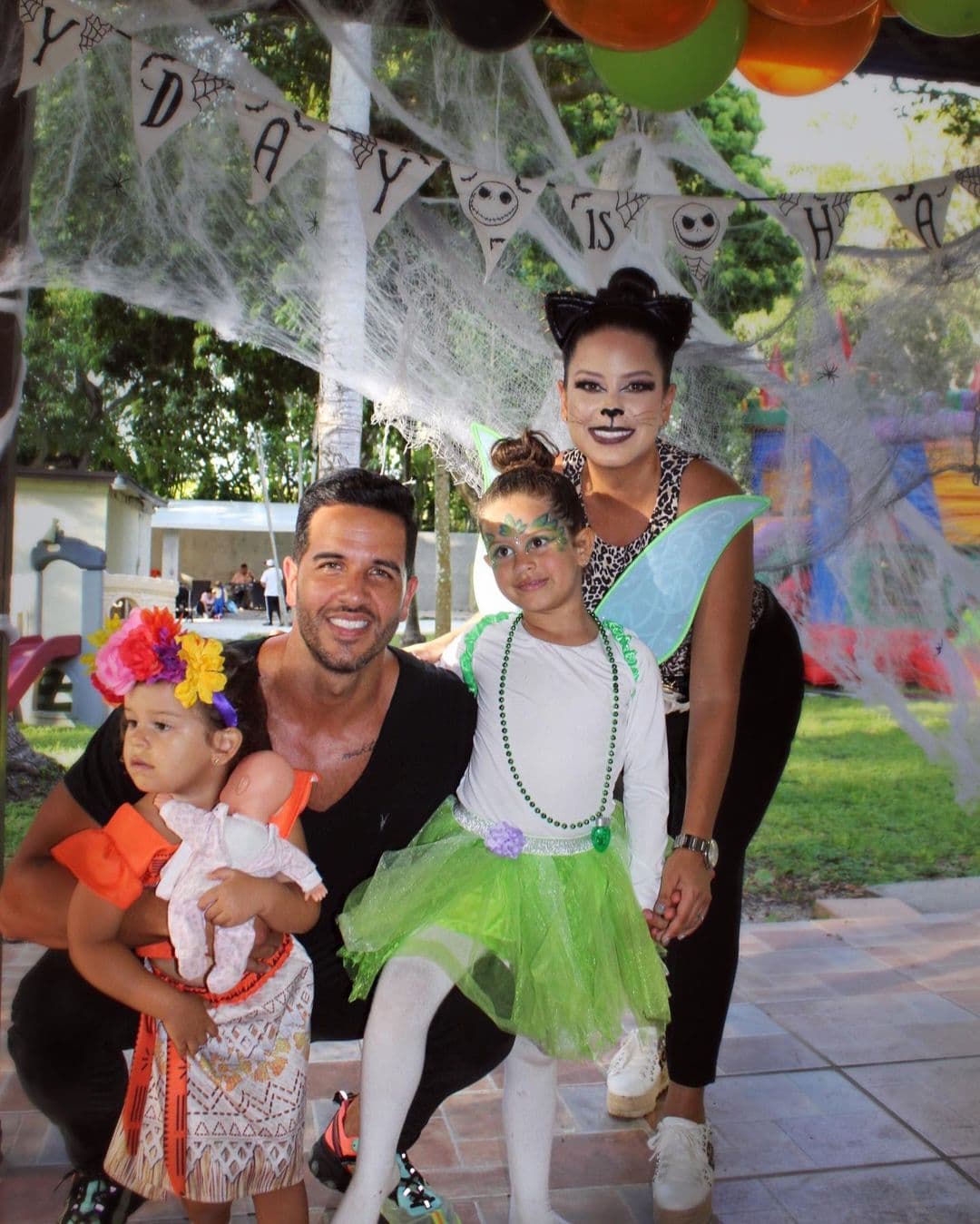 "Vuelo con Tinker Bell y navego con Moana junto a mi fiera", con este mensaje Yisus compartió la foto de su esposa Juliana y sus hijas Anabella y Silvana disfrazadas de encantadores personajes.