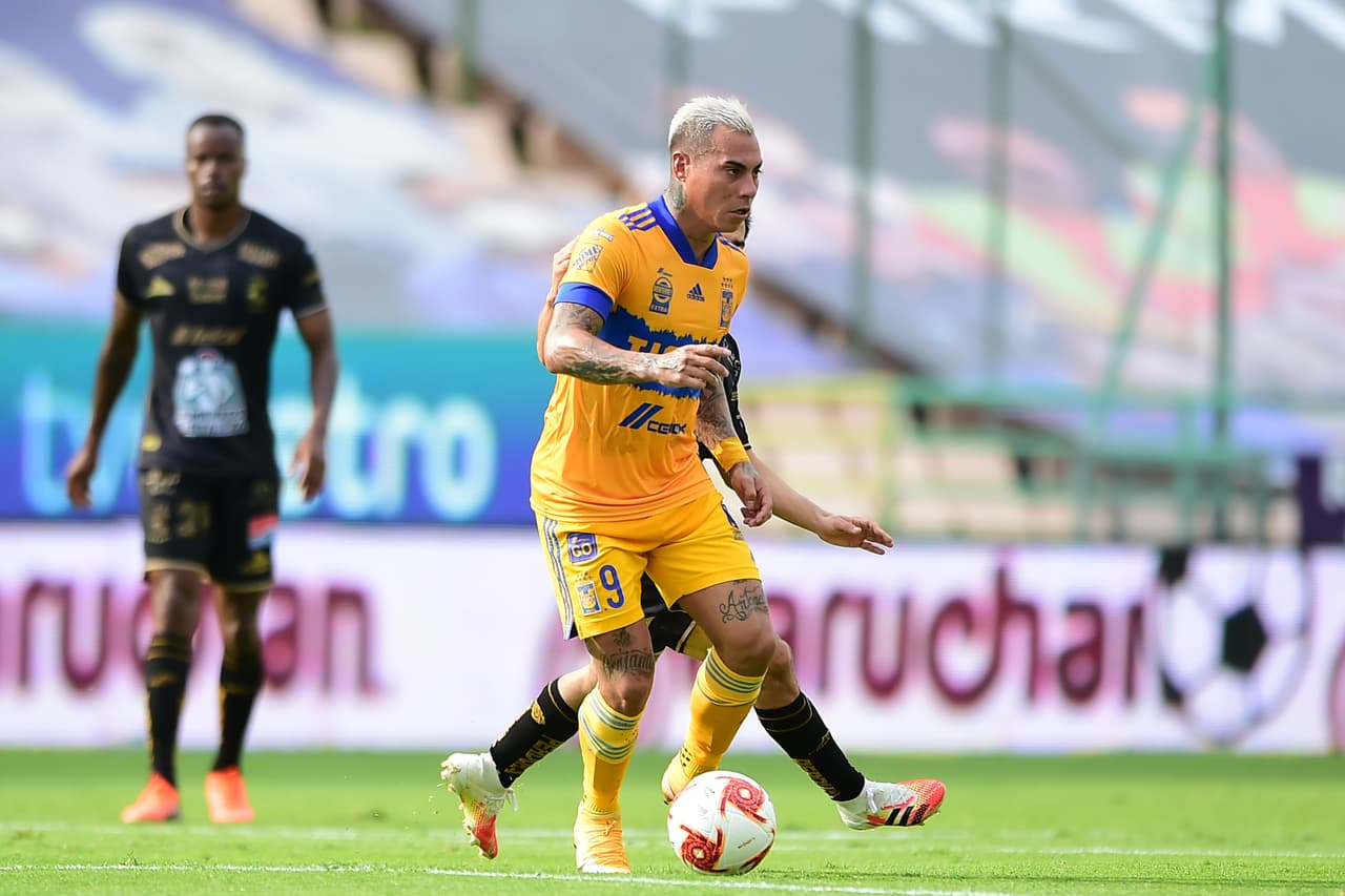 El partido se empieza a romper y los porteros se comienzan a convertir en los protagonistas del partido.