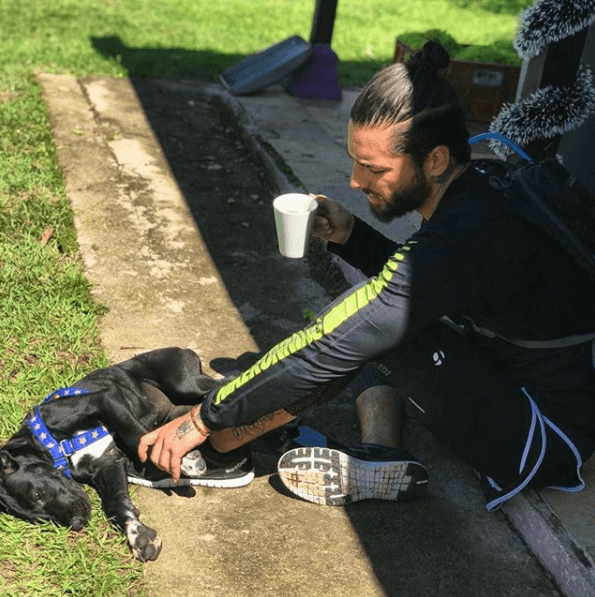 Los perros son en parte de su familia y lo acompañan en sus rutinas de ejercicio.