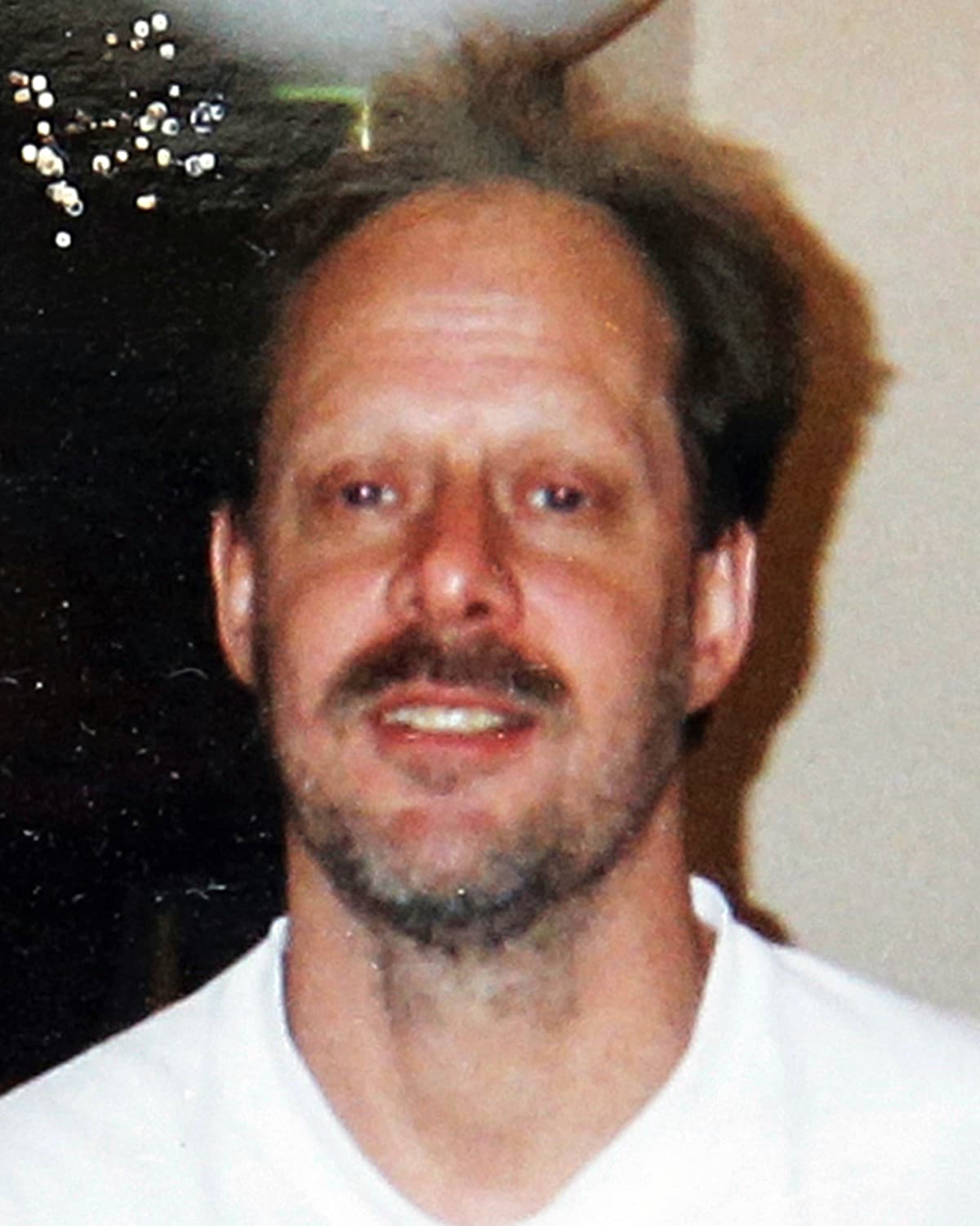 <b>Concierto en Las Vegas, 2017. 58 muertos. Stephen Paddock, </b>un jubilado de 62 años que le gustaba la cacería y el juego, disparó con armas largas desde las ventanas de una habitación de un hotel a una multitud que asistía a un concierto al aire libre. Se encontraron 23 armas en la habitación donde el atacante se quitó la vida. Dejó al menos 527 heridos en lo que se conoce como el tiroteo masivo más mortífero de la historia de EEUU.