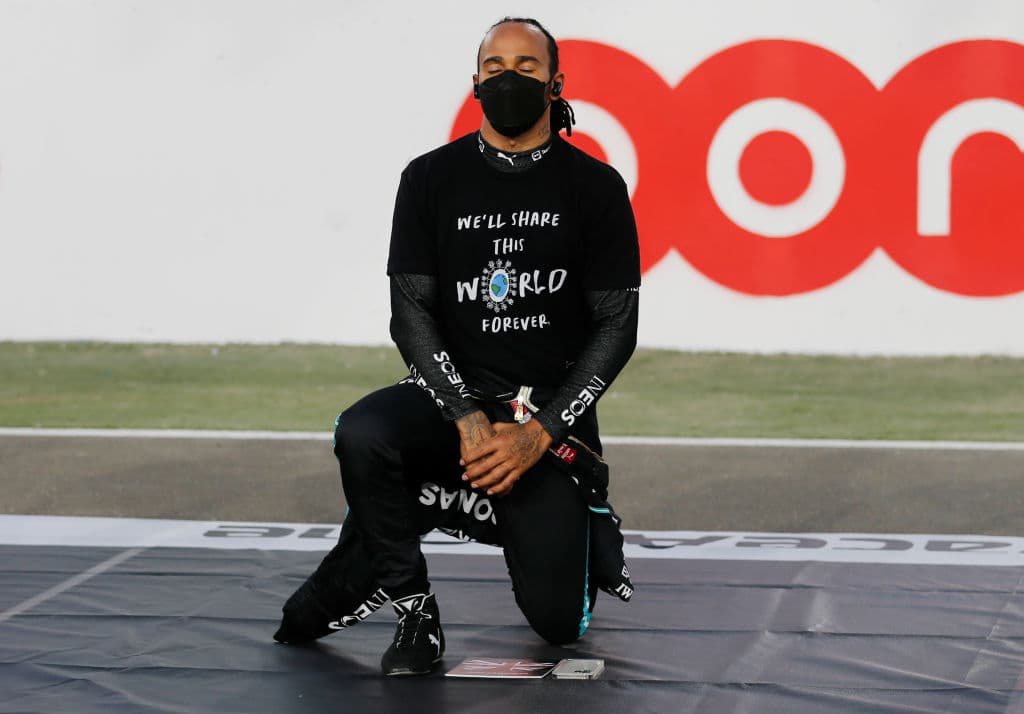 Lewis Hamilton y Mercedes Benz se llevan el Gran Premio de Qatar. El piloto británico logra superarlos y quedarse en la primera posición y por buen tiempo, seguido de Max Verstappen de Red Bull y, en esta ocasión, el español Fernando Alonso le rebató el tercer lugar a Sergio Pérez, quien se vio forzado a hacer doble parada y perder podio.