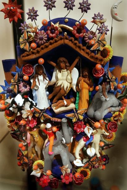 Este viaje dura nueve días, así que durante los nueve días anteriores a la Navidad las personas llevan imágenes de María y José pidiendo 'posada' de casa en casa. Ya sea que te organices con otros vecinos y cada uno reciba las imágenes de los peregrinos por noche o simplemente organizar la tuya.