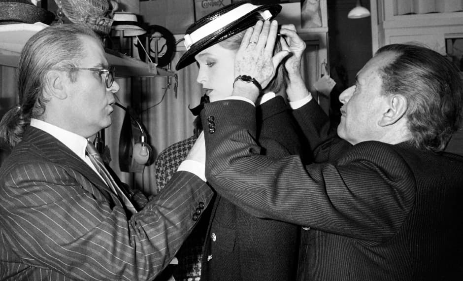 En 1983 el peluquero Alexandre de París en acción junto con el diseñador Karl Lagerfeld.