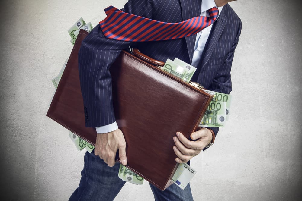 También, que piensen que son excesivamente materialistas, en el sentido de que los único que les importa sea el dinero y ese sea su único objetivo; aunque los tres quieren vivir bien y cómodamente a nivel financiero, deben cuidar que no parezcan avaros o ambiciosos.