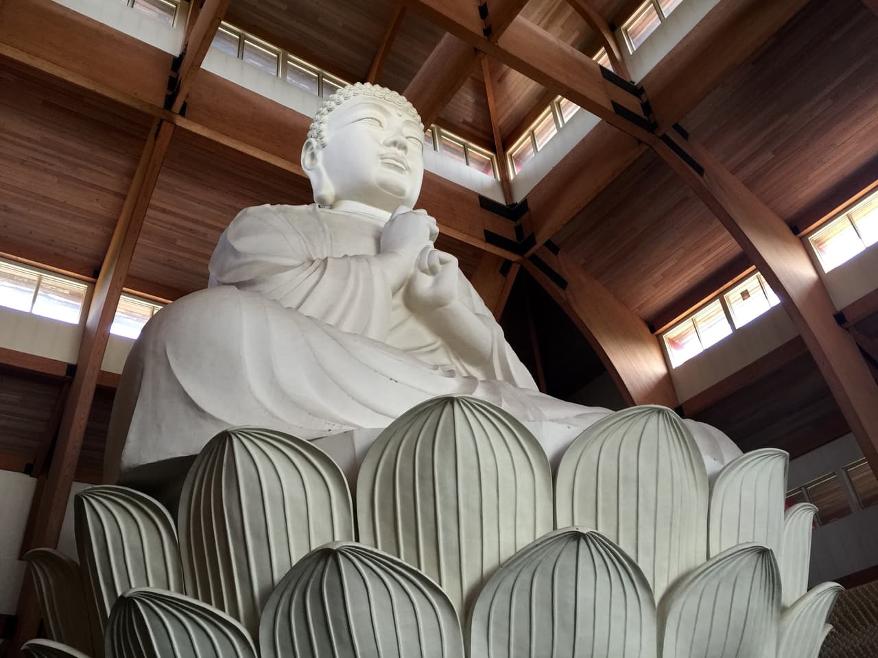 La estatua de Buda en el interior es la más grande en el hemisferio occidental