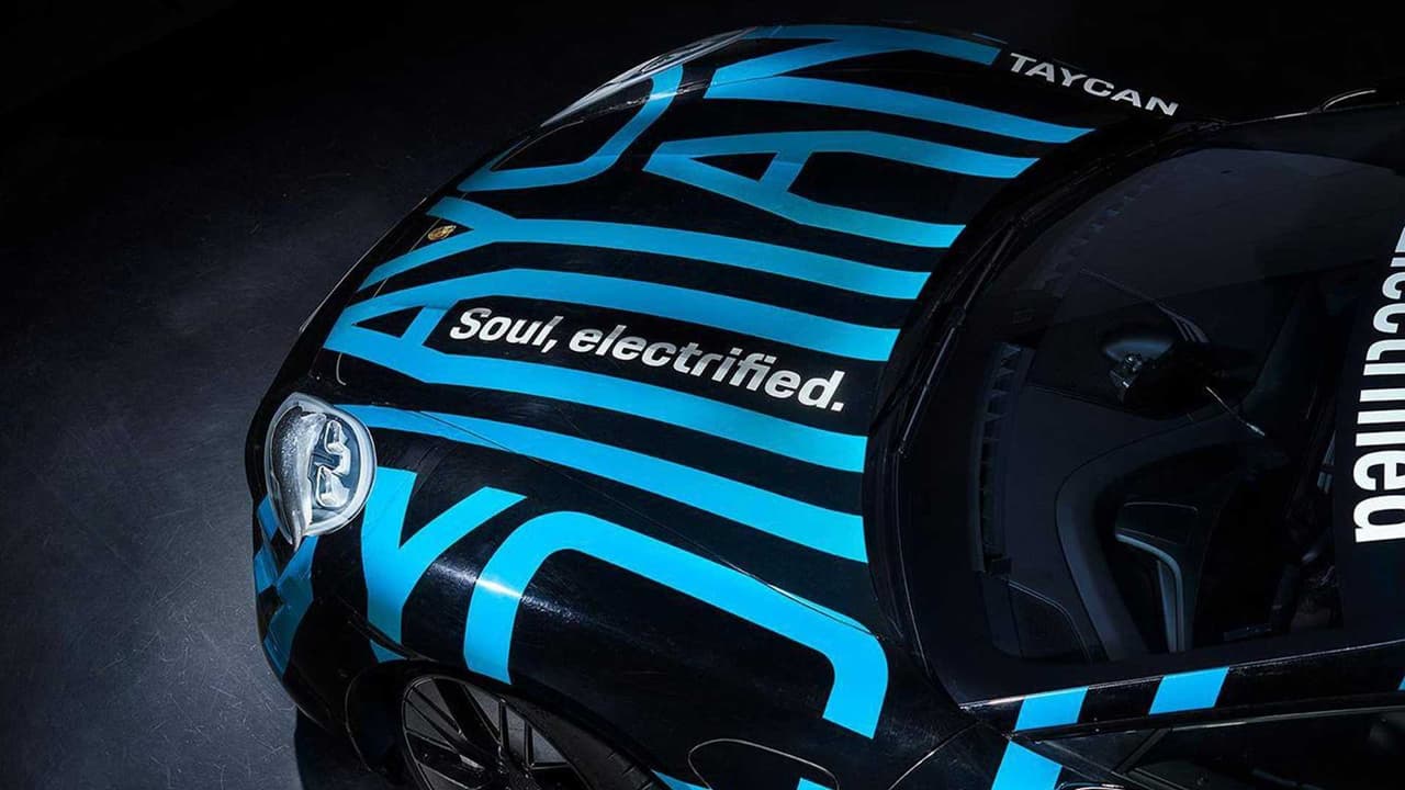 ¡No! Kia no logró colar un aviso del nuevo
<b>Kia Soul</b> eléctrico en la imagen del nuevo Porsche Taycan.
<b>Soul, electrified</b> (alma electrificada) es el slogan de la campaña de mercadeo del nuevo auto.