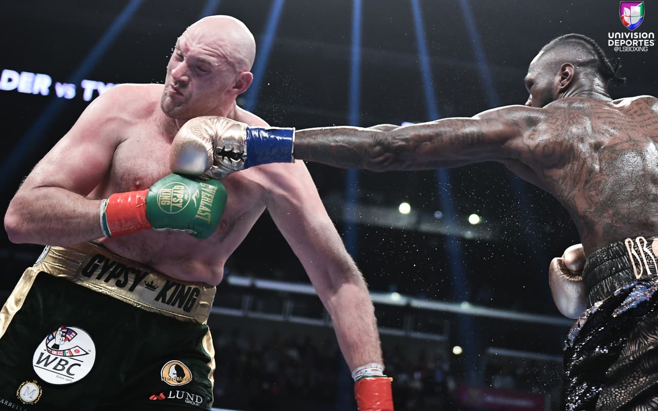 Tyson Fury y Deontay Wilder brindaron una pelea para la historia en el Staples Center de Los Ángeles. Wilder, monarca del CMB de peso completo, tiró en dos ocasiones al inglés, quien se levantó tras dominar la contienda con su elusivo boxeo. AL final, los jueces otorgaron un empate.