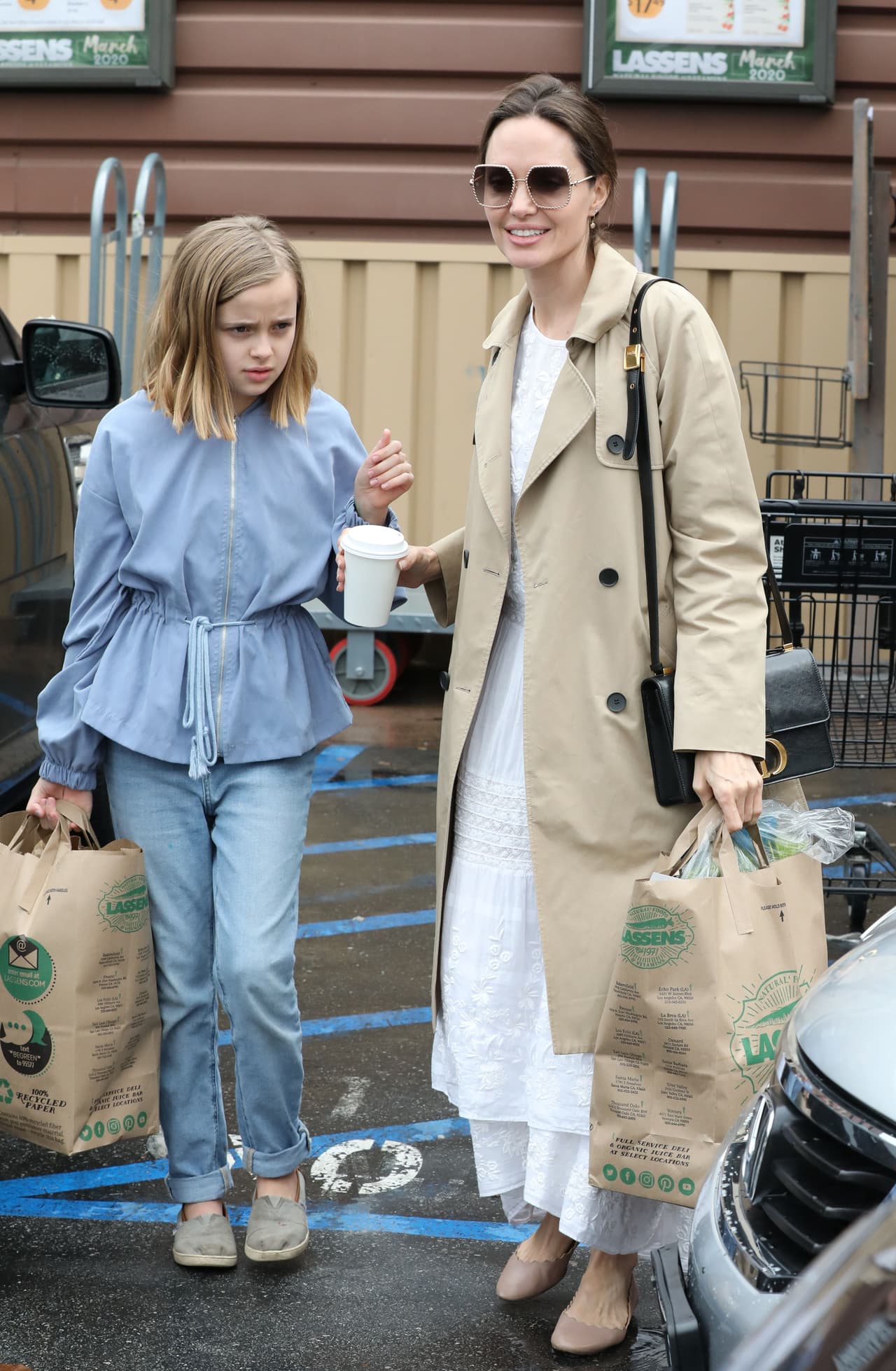 De hecho, es tan popular llevar este tipo de prendas grandes que ya hasta se convirtió en un estilo, el cual luce fabuloso en la chica (especialmente si lleva tonalidades claras que potencían el color verde de sus ojos).