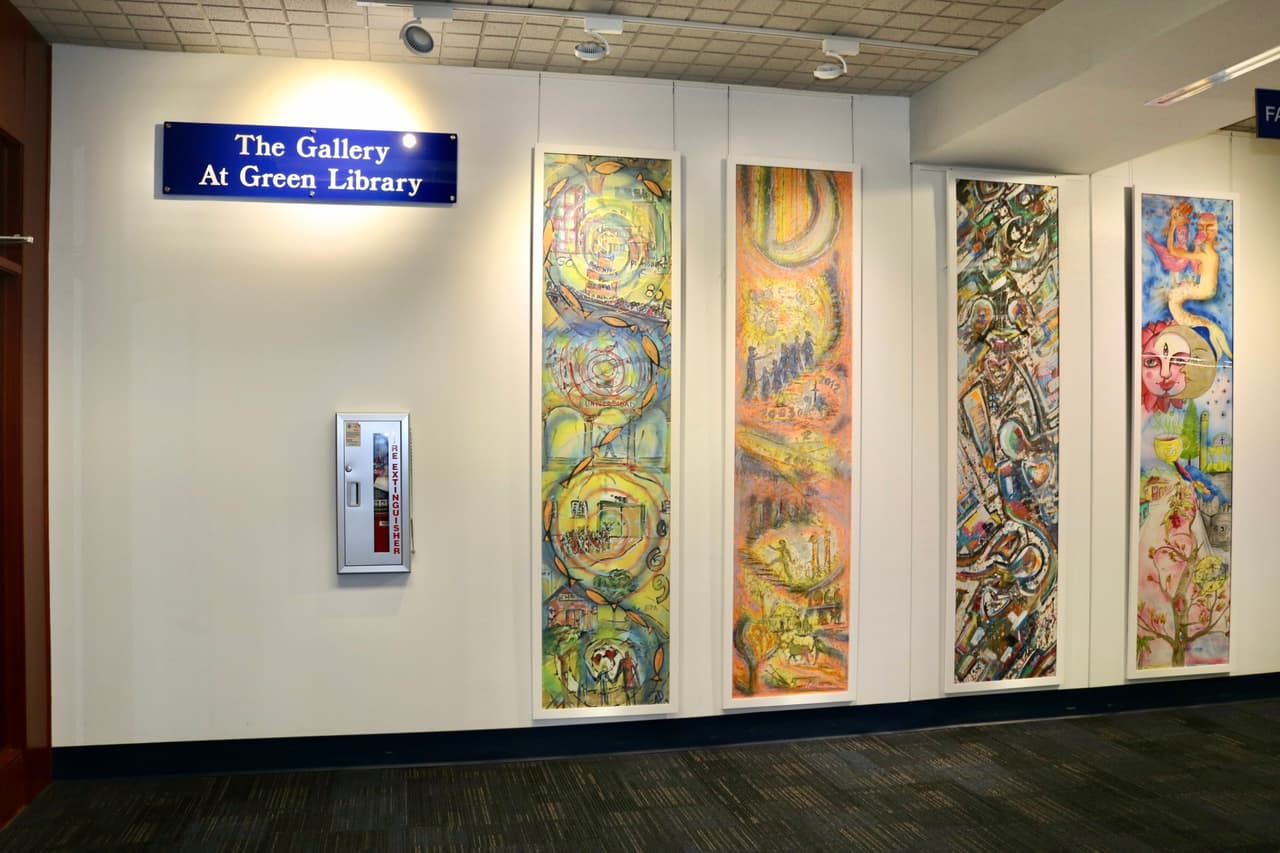 En la 'Green Library' hay una pequeña galería en la que se pueden apreciar obras de artistas visuales.