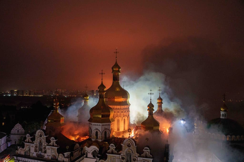 Los equipos de rescate extinguieron un incendio en la Catedral de la Dormición de la Lavra de Kiev-Pechersk, también conocida como el Monasterio de las Cuevas, durante un ataque ruso contra Kiev, Ucrania, el lunes 15 de junio de 2026.