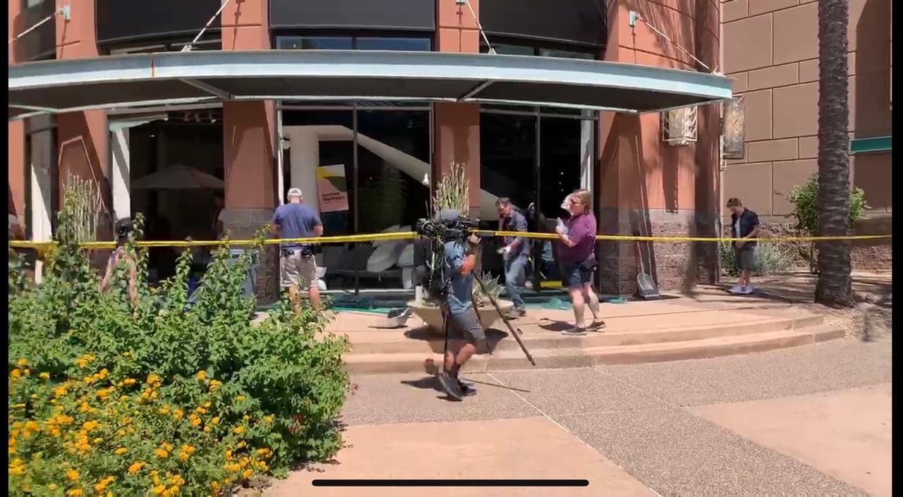Vecinos de Scottsdale organizaron una brigada para limpiar los destrozos que dejaron los manifestantes que la noche del sábado vandalizaron el Centro Comercial Fashion Square.
