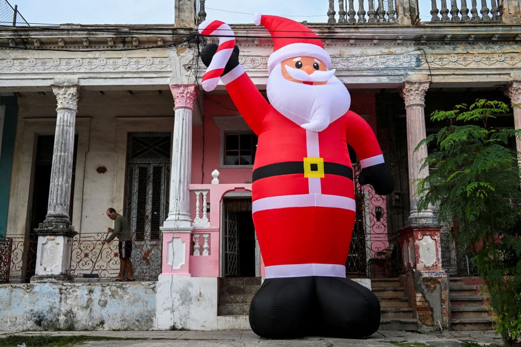 <b><a href="https://www.univision.com/local/miami-wltv/exceso-equipaje-cuba-aeropuerto-internacional-miami" target="_blank">La situación en Cuba se agrava con la escasez de alimentos, de combustible y constantes apagones</a></b>. Además, este 23 de diciembre, se registró un temblor de intensidad 6.1, que afectó viviendas y propiedades del gobierno. En medio de este panorama, hay quienes exhiben inflables gigantes de personajes como Santa Claus, invitando a recordar la alegría y esperanza de 
<b>la temporada navideña</b>.