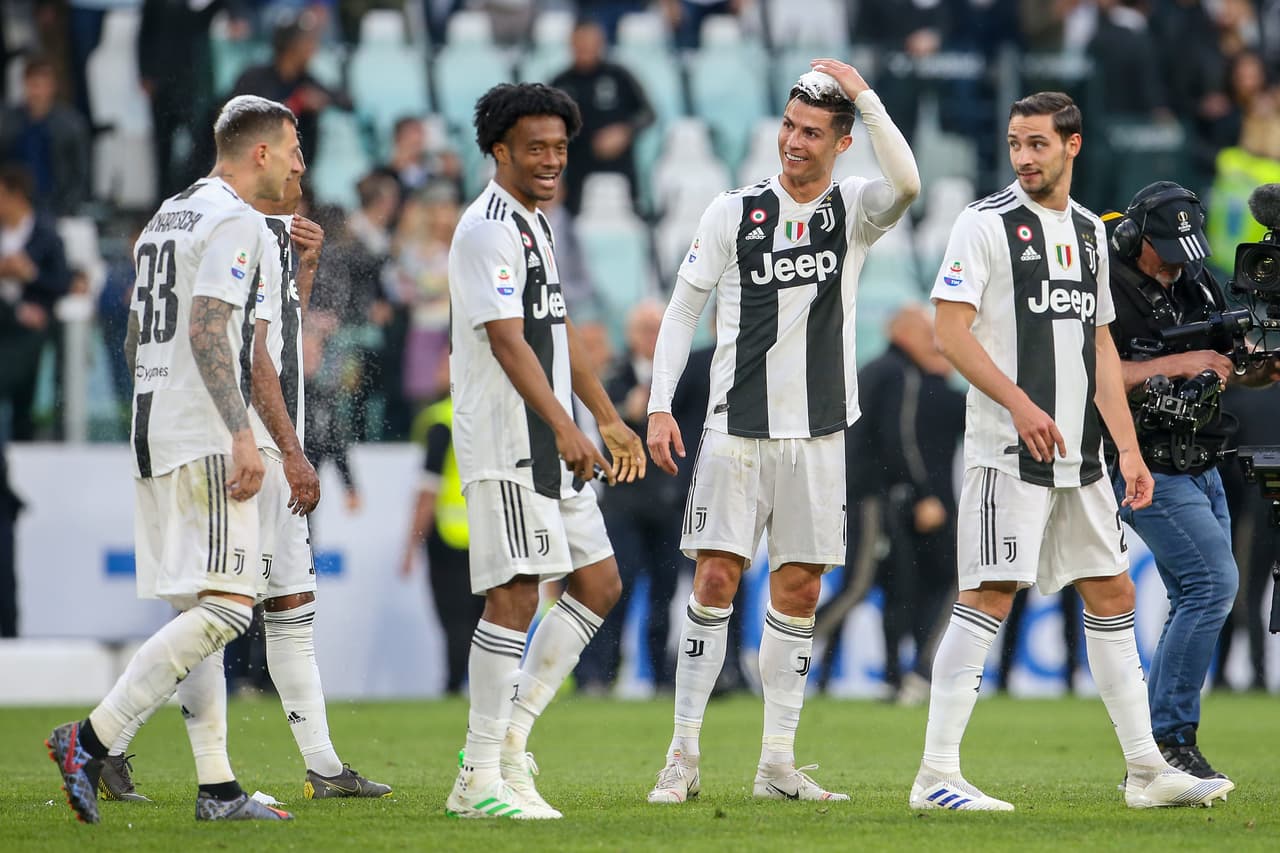 Al finalizar el juego ante la Fiorentina, que ganaron por 2-1, los jugadores, cuerpo técnico y colaboradores de la Juventus saltaron al césped de su estadio para celebrar el scudetto número 35 en su historia y el octavo consecutivo. Entre champagne, agua y espuma se vivió la fiesta de la Vecchia Signora en Turín.