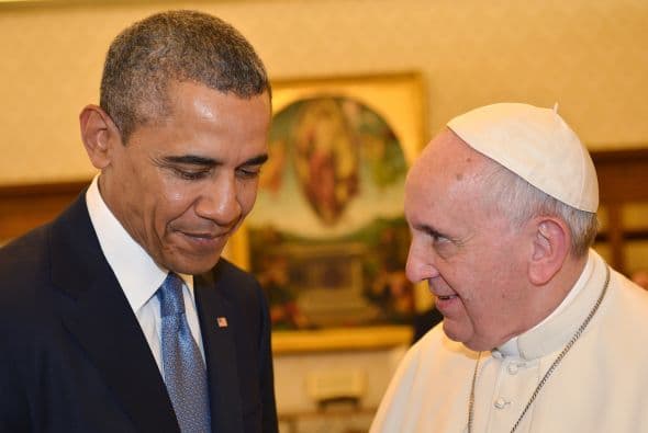 El ruido de los flashes de los fotógrafos que cubrían el acto impidió oír las presentaciones entre ambos, pero se observó a un presidente Obama emocionado y sonriente, mientras que el papa guardaba un semblante más serio.