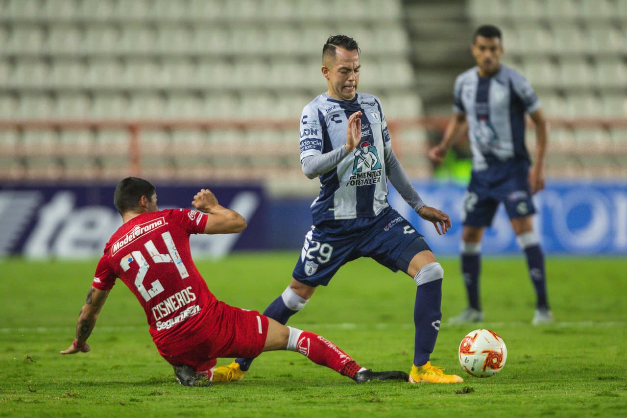 Toluca se encierra en su medio campo y no deja que los Tuzos pisen su área.