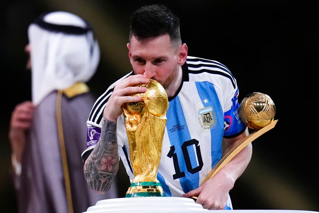 <b><a href="https://www.univision.com/noticias/trending/argentina-copa-del-mundo-celebraciones-fotos">La gloria para Argentina en Qatar 2022: Messi tiene por fin la Copa del Mundo </a></b>
<br>
<br>Tras una final de infarto entre las selecciones de Argentina y Francia, que empataron 3-3 en el tiempo regular y debieron decidir en penales, la selección albiceleste comandada por Lionel Messi se coronó campeona del mundo el 18 de diciembre por tercera vez en su historia y por primera vez en 36 años, cuando se llevó el título en el Mundial de México 1986. El júbilo por la victoria desató un furor multitudinario en suelo argentino.
<br>
<br>