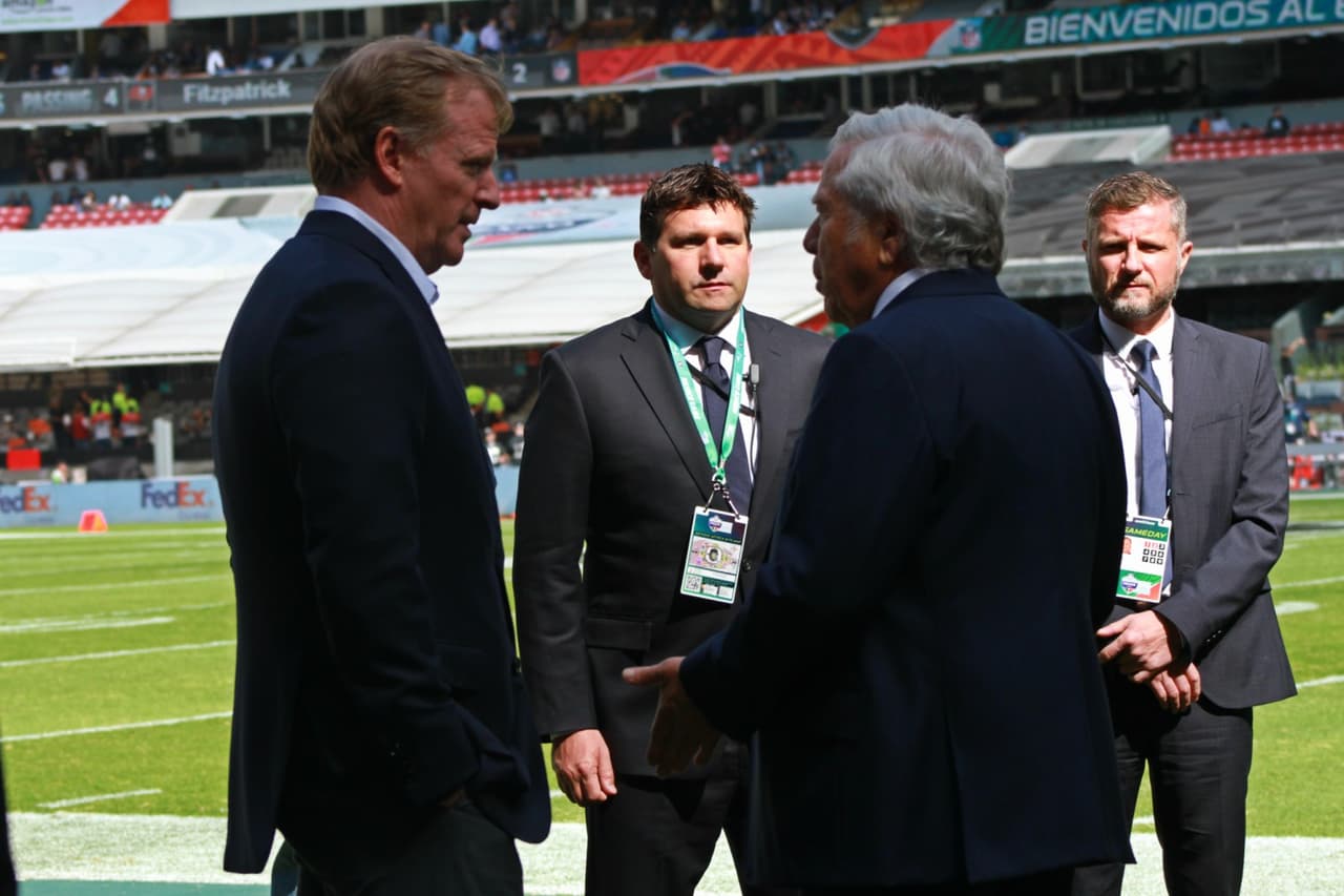 El comisionado de la NFL, Robert Goodell (izq.), estuvo presente en el Estadio Azteca.