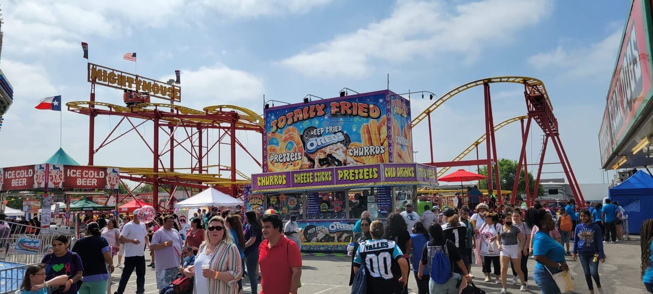 <h2 class="cms-H2-H2">Fiesta Especial Celebration Day </h2>
<br>
<ul>
<li class="li1">Cuándo: 29 de abril</li>
</ul>
<ul>
<li class="li1">Hora: 10:00 a 14:00 horas</li>
</ul>
<ul>
<li class="li1">Dónde: Estacionamiento del Alamodome</li>
</ul>
<ul>
<li class="li1">Qué es: Desfile, escenarios con artistas en vivo, variedad de comida y vendedores.</li>
</ul>
<ul>
<li class="li1">Costo: Gratis</li>
</ul>