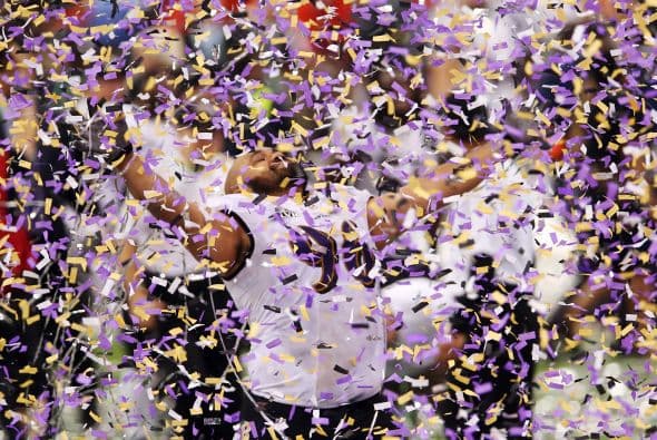 La gran fiesta deportiva del año en Estados Unidos, el Super Bowl de la Liga Nacional de Fútbol Americano (NFL), en su cuadragésima séptima edición, ya forma parte de la historia con los Ravens de Baltimore como nuevos campeones al vencer por 34-31 a los 49ers de San Francisco. Los pronósticos se cumplieron, los Ravens llegaron al Mercedes-Benz Super Dome de Nueva Orleans con el mejor mariscal de campo del momento, Joe Flacco, y la mejor defensa de la NFL, ambos factores se hicieron presentes en los momentos decisivos que hicieron posible el triunfo y el conseguir el segundo trofeo Vince Lombardi en la historia de la franquicia de Baltimore. Flacco, de 28 años, fue el líder perfecto en la primera parte al conseguir tres pases de anotación, que lo dejaron como el sexto mariscal que lo consigue en la historia del Super Bowl y una ventaja parcial de 21-6 al descanso que sería decisiva. El safety Ed Reed, nativo de New Orleans, empataría la mejor marca de la fase final de la NFL con nueve robos aéreos, mientras que Kaepernick quedaría con la mancha de la interceptación que sufrió. Antes que se diese el ya histórico apagón, el primero en un Super Bowl, el receptor abierto Jacoby Jones también quiso entrar en los libros de las marcas al conseguir nada más comenzar el tercer periodo al regresar 108 yardas de "touchdown" una devolución de balón, la mejor de todos los tiempos. Kaepernick y los 49ers vivieron los momentos estelares del partido al conseguir 23 puntos en menos de 13 minutos, 17 fueron consecutivos. Lewis, no brilló como en el primer Super Bowl del 2001 cuando ganó el premio de Jugador Más Valioso (MVP), que esta vez le fue con todos los honores a Flacco, al completar 22 de 33 pases para 287 yardas, sin interceptaciones, pero hizo seis derribos y cuatro fueron "placajes" solitarios. Suficientes para que los Ravens lograsen el segundo trofeo Vince Lombardi en su historia y Lewis pudiese cerrar con broche de oro su legado de 17 temporadas brillantes dentro de la competición de la NFL. Mientras que la revelación de la temporada Kaepernick confirmó que es un mariscal muy especial, lleno de energía, que corre como nadie, que tiene un dinamismo único, pero que todavía no pudo emular a los legendarios Montana y Young, que lo precedieron al frente de los 49ers en los cinco Super Bowls que disputaron y que consiguieron ganar. Los jugadores de los 49er, encabezados por el corredor Frank Gore insistieron que su equipo fue mejor como conjunto que los Ravens se aprovecharon de acciones aisladas. Pero el marcador final estableció que los ganadores fueron los Ravens, por eso dos hermanos, John y Jim Harbaugh, los primeros en la historia de la NFL que dirigieron a los equipos que disputaron un título de Super Bowl, al concluir el partido fueron al encuentro y se dieron un gran abrazo.