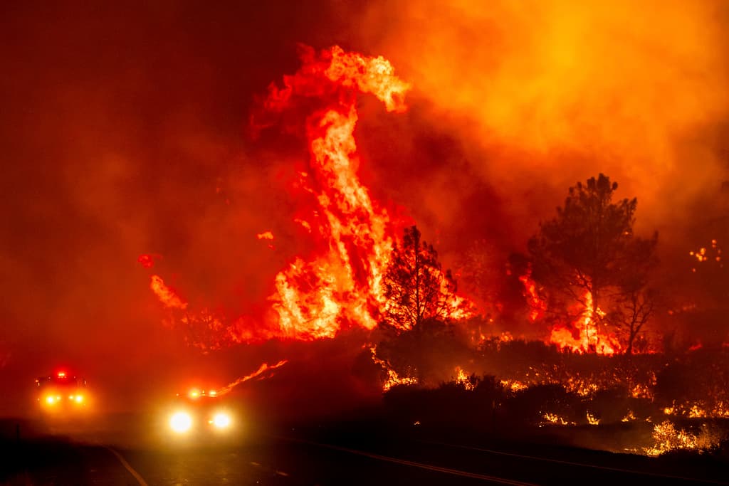 Día y noche, como muestra esta imagen tomada en Paynes Creek, en el condado de Tehama, el escenario de destrucción del incendio Park es impresionante.