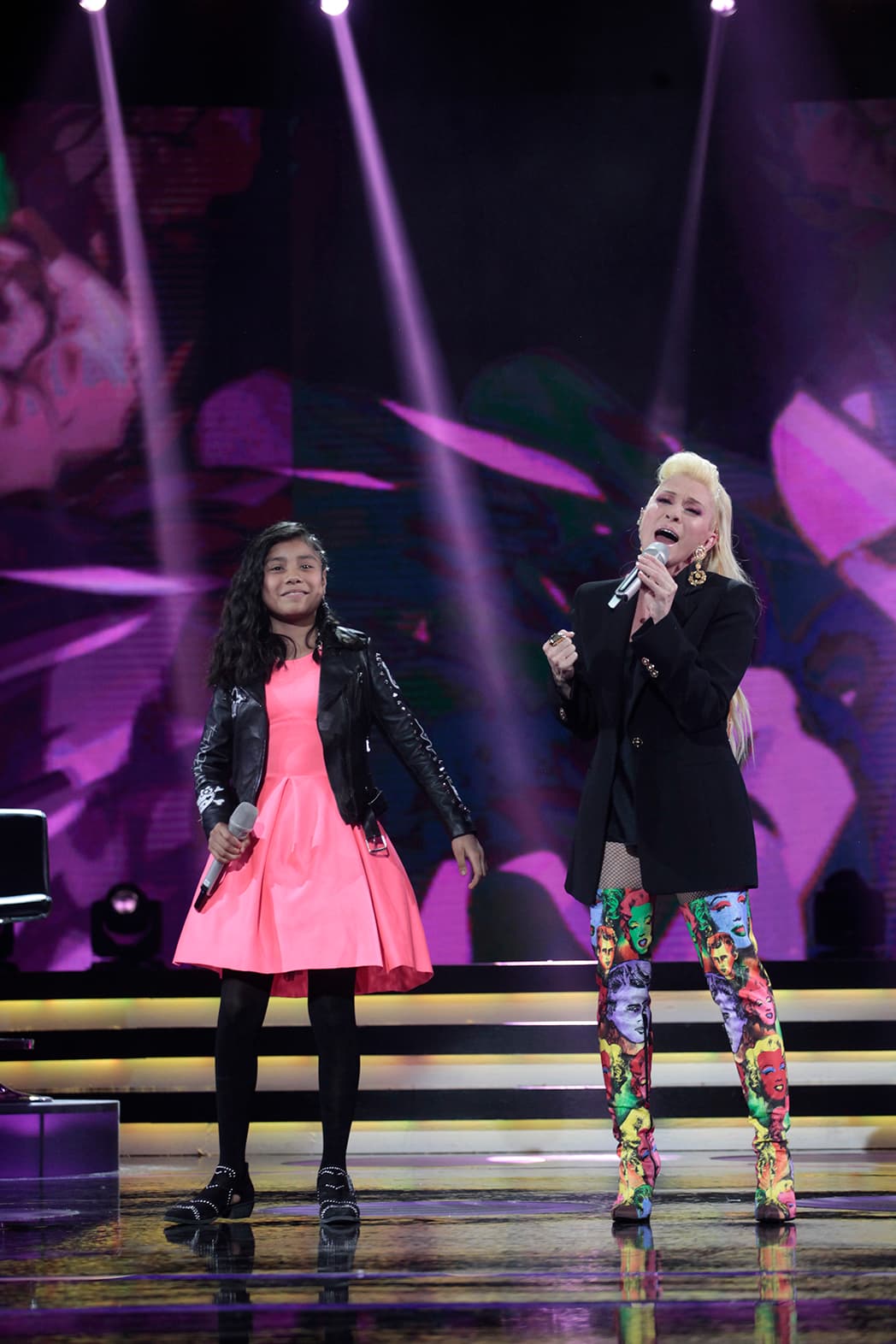 Ese mismo domingo, Adilene tuvo la oportunidad de cantar con la jueza invitada, Yuri. Juntas interpretaron el tema 'La maldita primavera'.