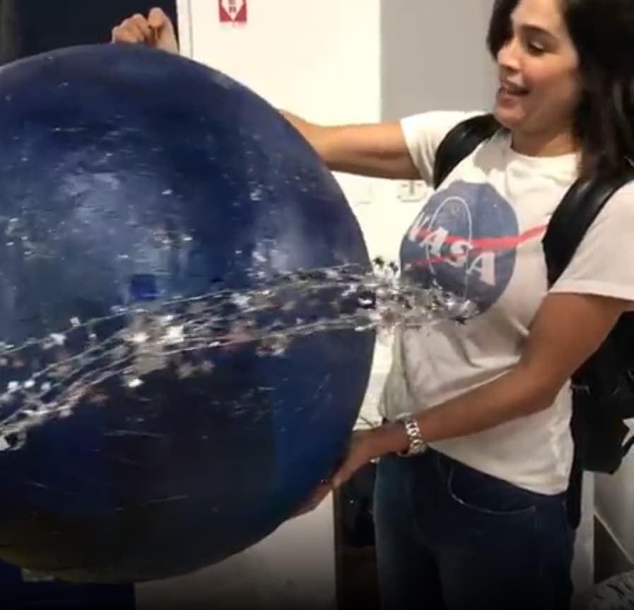 Los presentes en el evento admiraron la destreza de la conductora para las manualidades, ella comentó que la hizo con mucho amor para su sobrino y que aprendió a hacerlas de niña gracias a sus abuelitos.