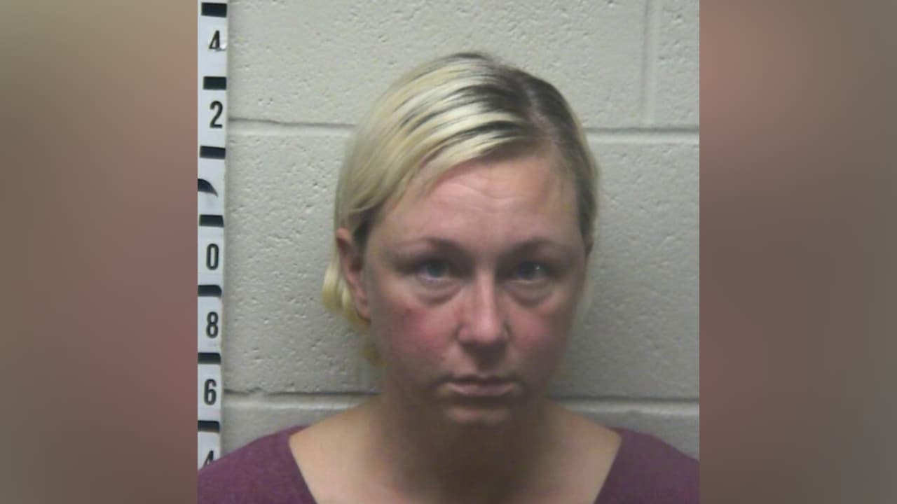 Una profesora es acusada de violar a un alumno y persuadir a otros para que tuvieran sexo con ella  