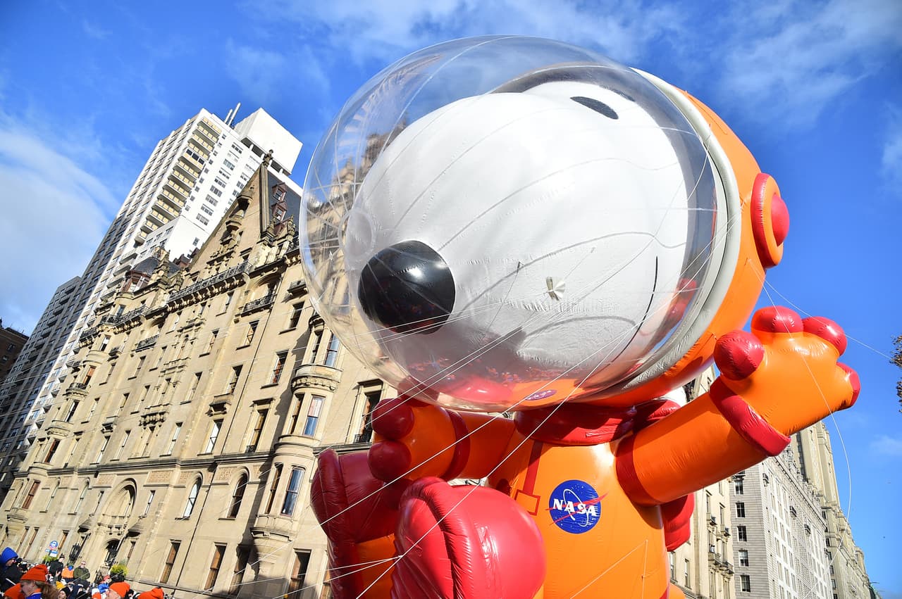Snoopy saluda con su vestido de astronauta.